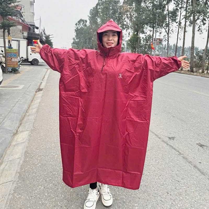 Áo mưa màu đỏ